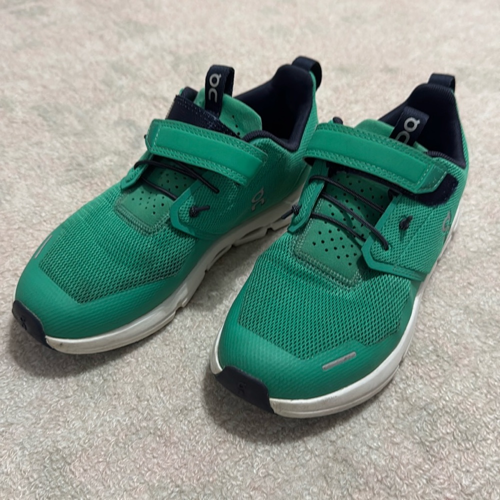 Green on clouds sneakers